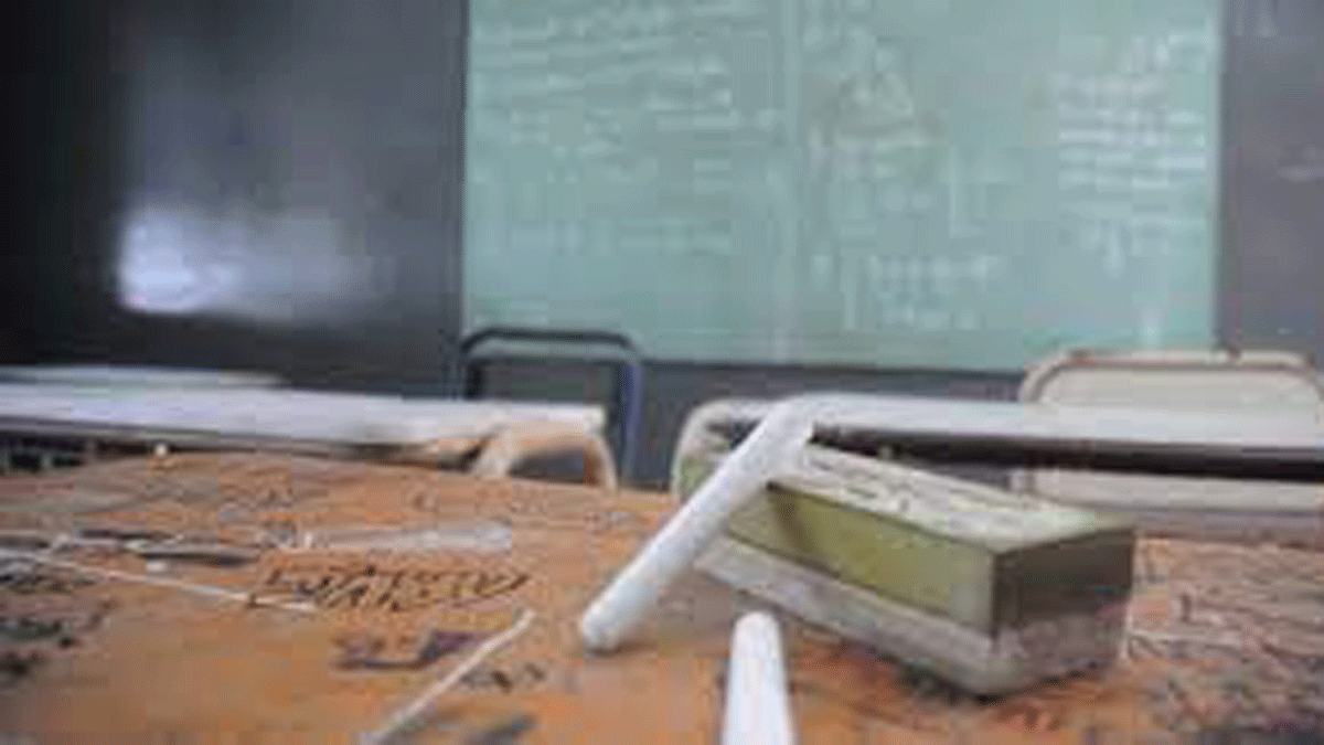 Docente pidió licencia médica, viajó al exterior y la inhabilitaron de por vida