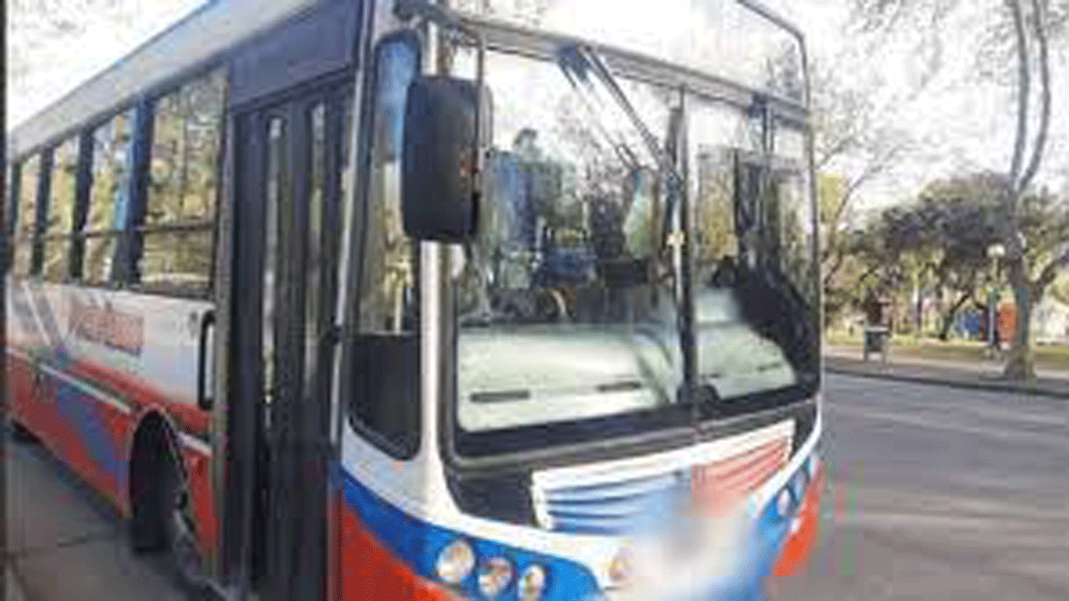 Destrozó la puerta del colectivo porque quería bajarse antes