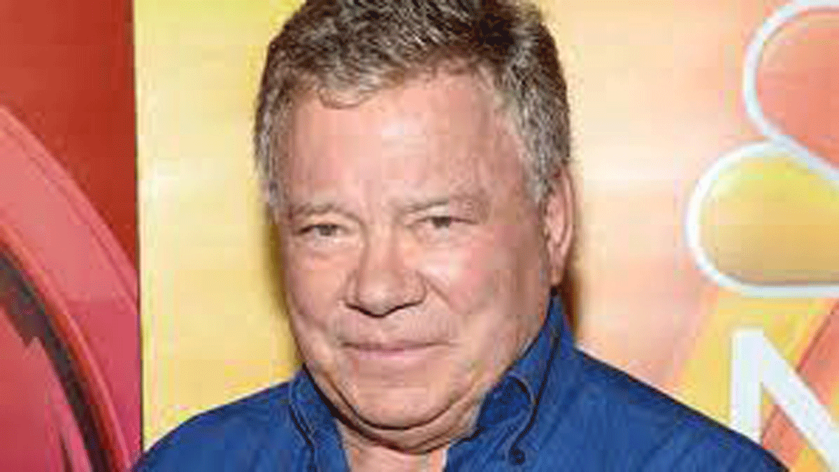 Astronauta longevo. Video: El capitán Kirk Star Trek volvió del espacio en la nave de Jeff Bezos.