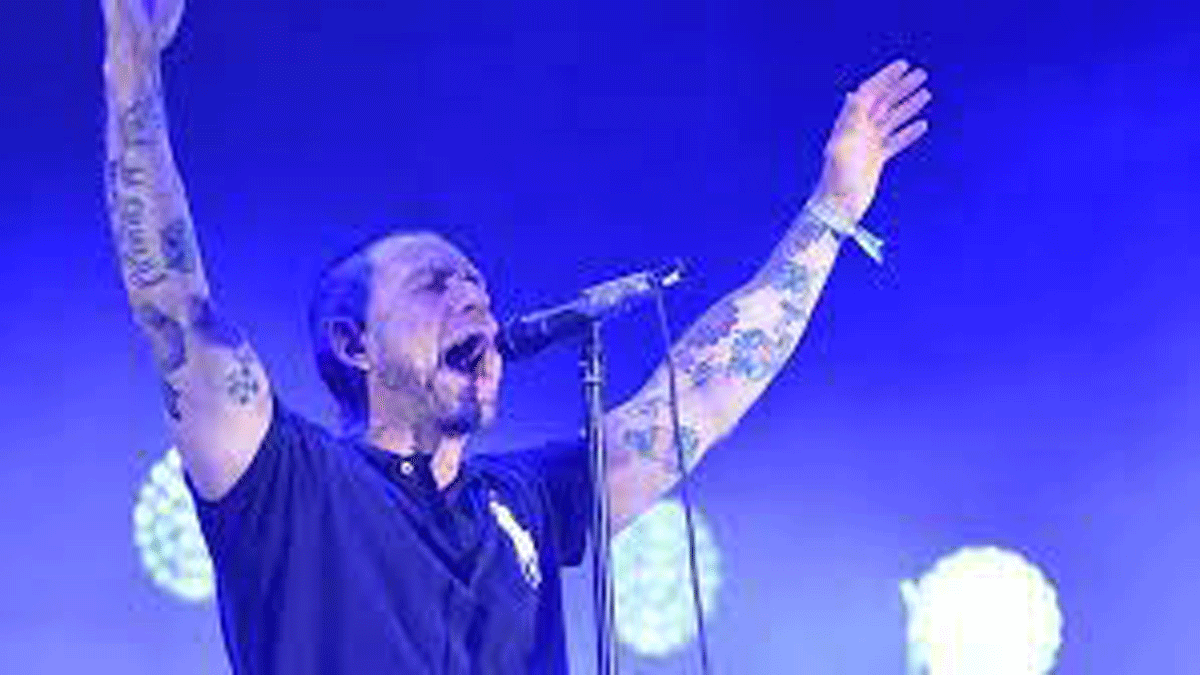 Se volvió loco. Video: un músico le pegó un cabezazo a un espectador en pleno show.