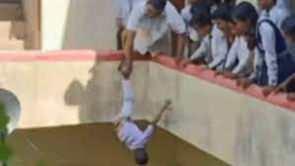 ¡Está loco! Colgó a un alumno desde un balcón para castigarlo.