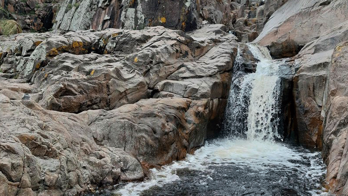 No logró salir. Un joven se tiró a una cascada y murió.