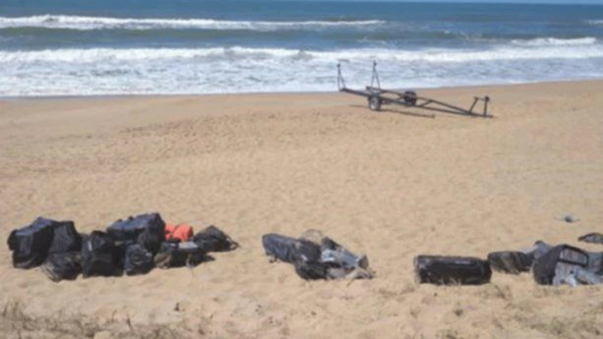 Narcotráfico. Abandonaron más de una tonelada de cocaína debajo de un bote.