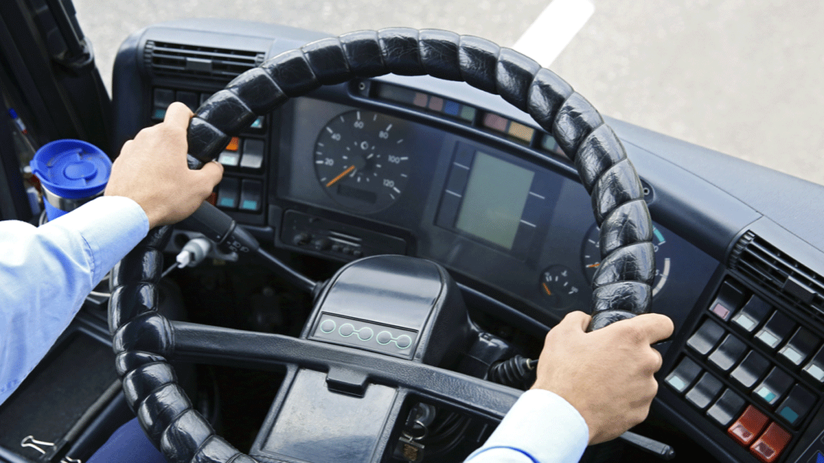 Irresponsable. Un chofer de micro escolar hizo manejar a un menor.