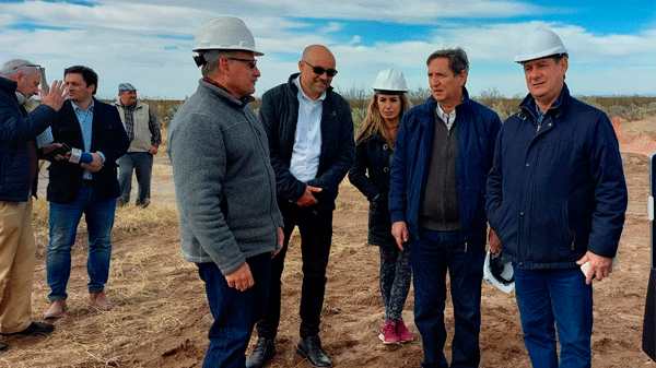 Los ex y actual intendentes de San Rafael, Emir y Omar Félix en el gasoducto Gas Andes.
