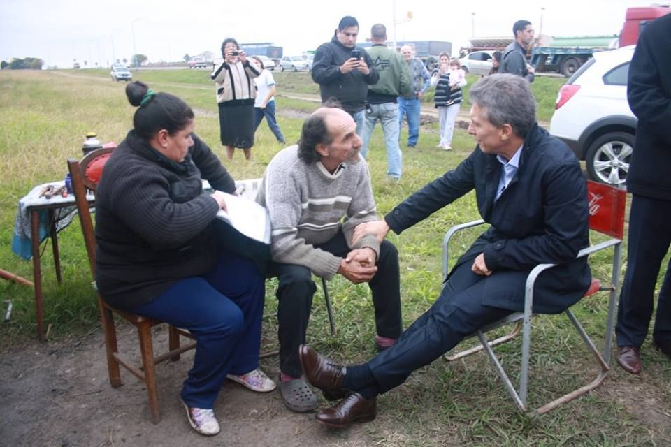 Alfredo Farías y su esposa venden tortas asadas y fueron visitados por Macri.