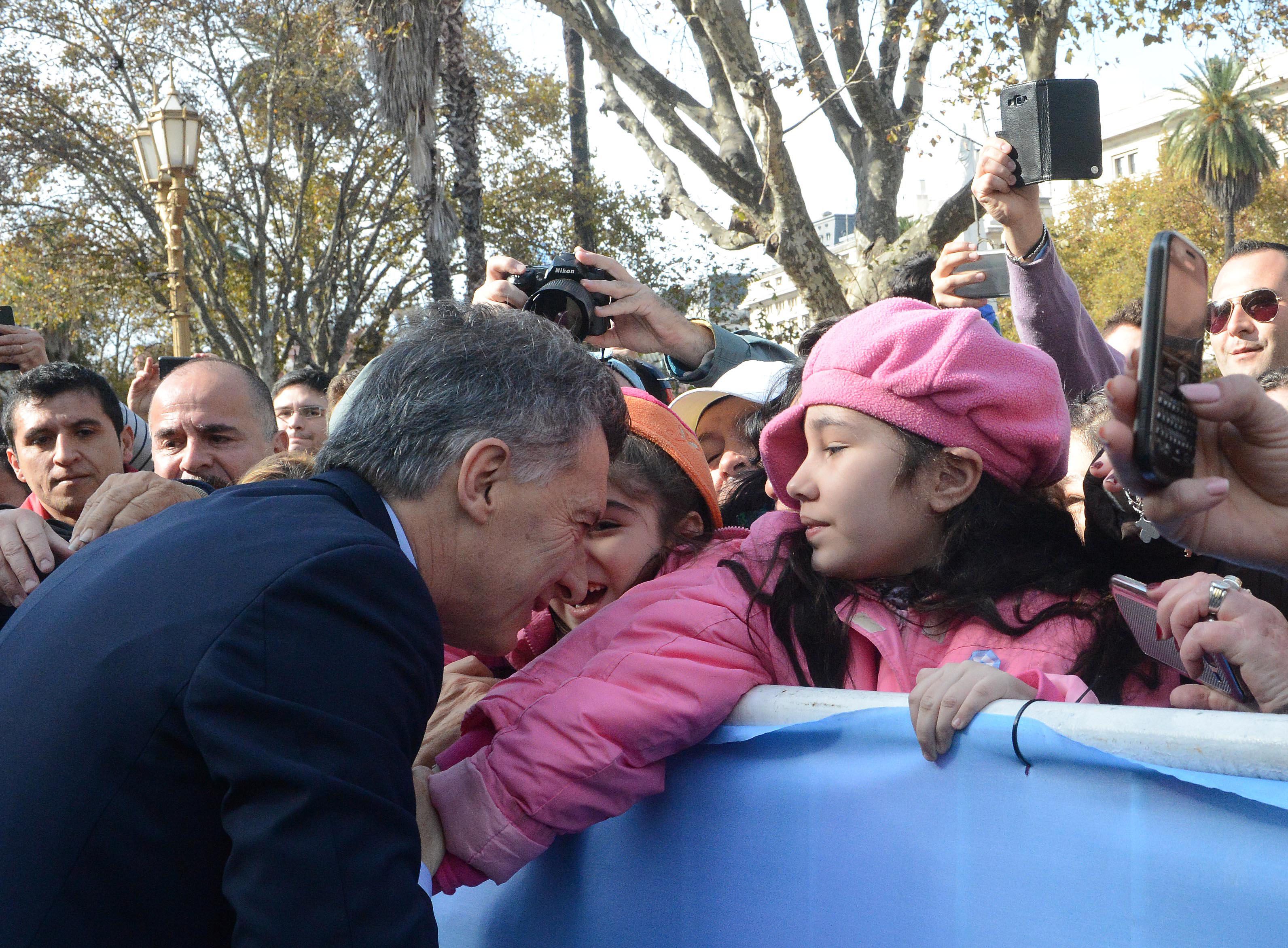 Mauricio Macri saluda a la gente antes de dirigirse hacia la Catedral Metropolitana.&nbsp;