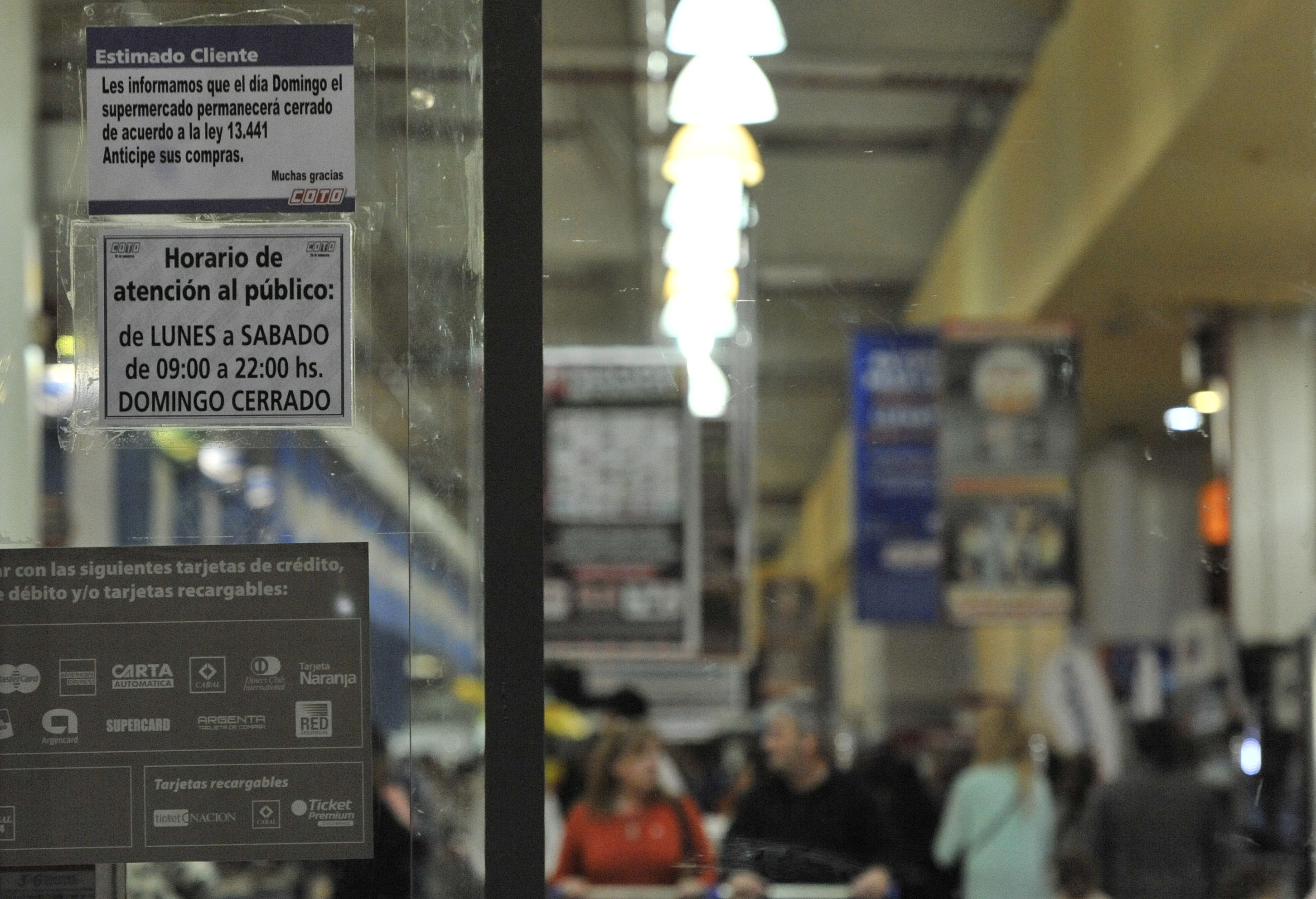 En Coto dijeron ayer que aún no se había decidido si hoy abriría, pero aparecieron carteles con el horario del sábado.