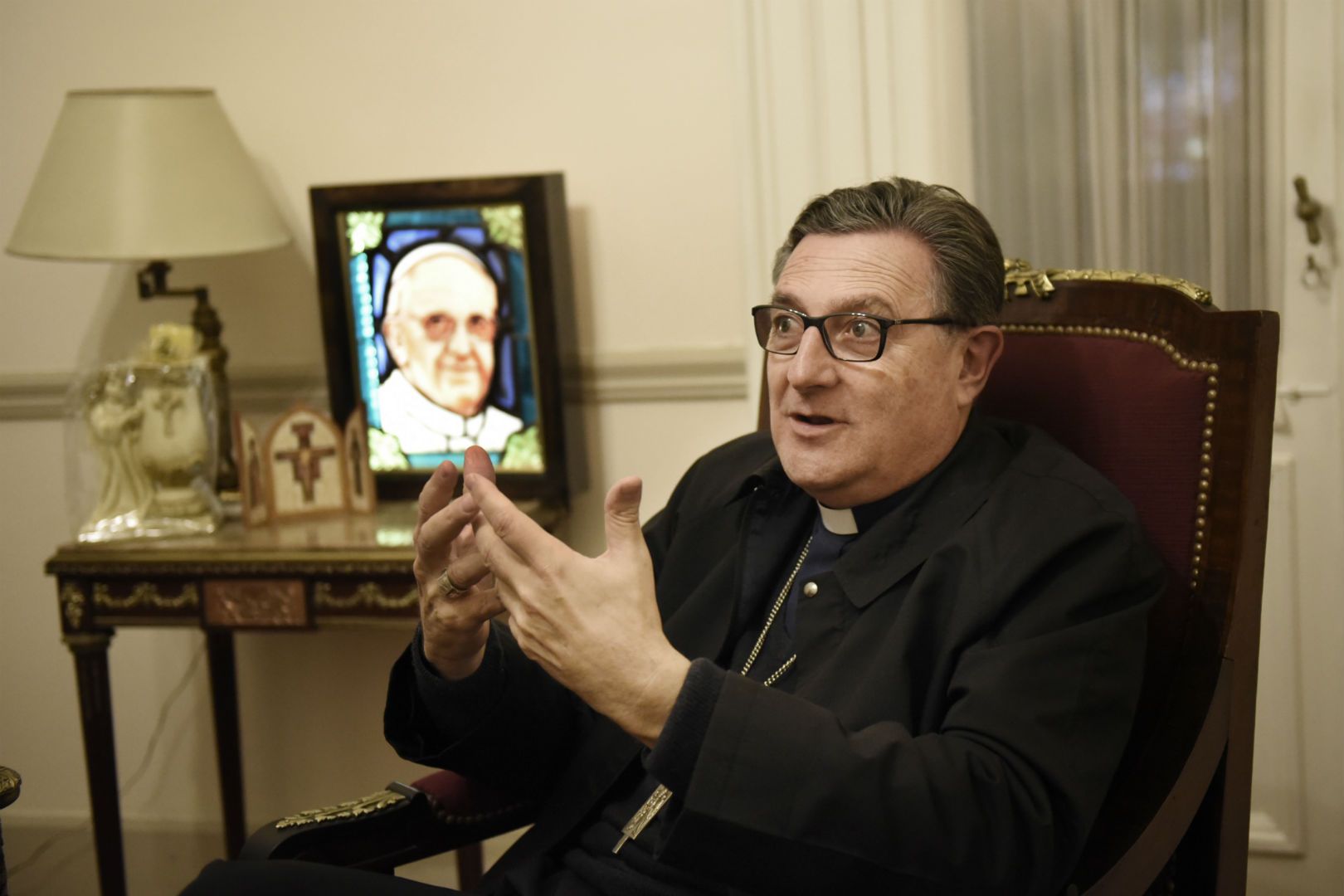Con la imagen del pontífice. El referente de la Iglesia Católica en Rosario dijo que Francisco tiene derecho de recibir a quien quiera.