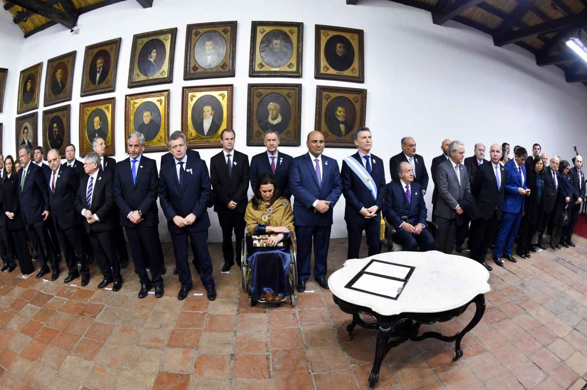 Solemnidad. Las autoridades nacionales y provinciales rubricaron el acta en el salón donde se firmó la Independencia.