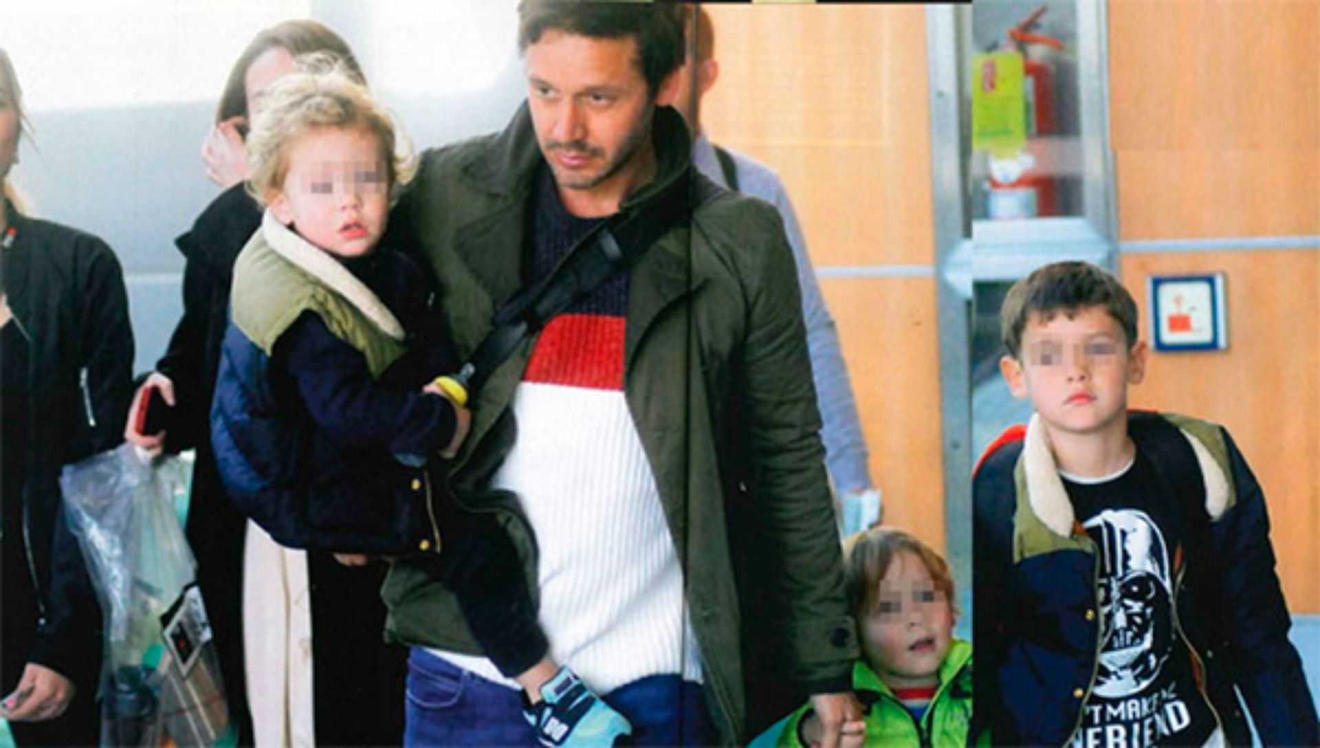 Benjamín Vicuña junto a Beltrán, Benicio y Bautista.