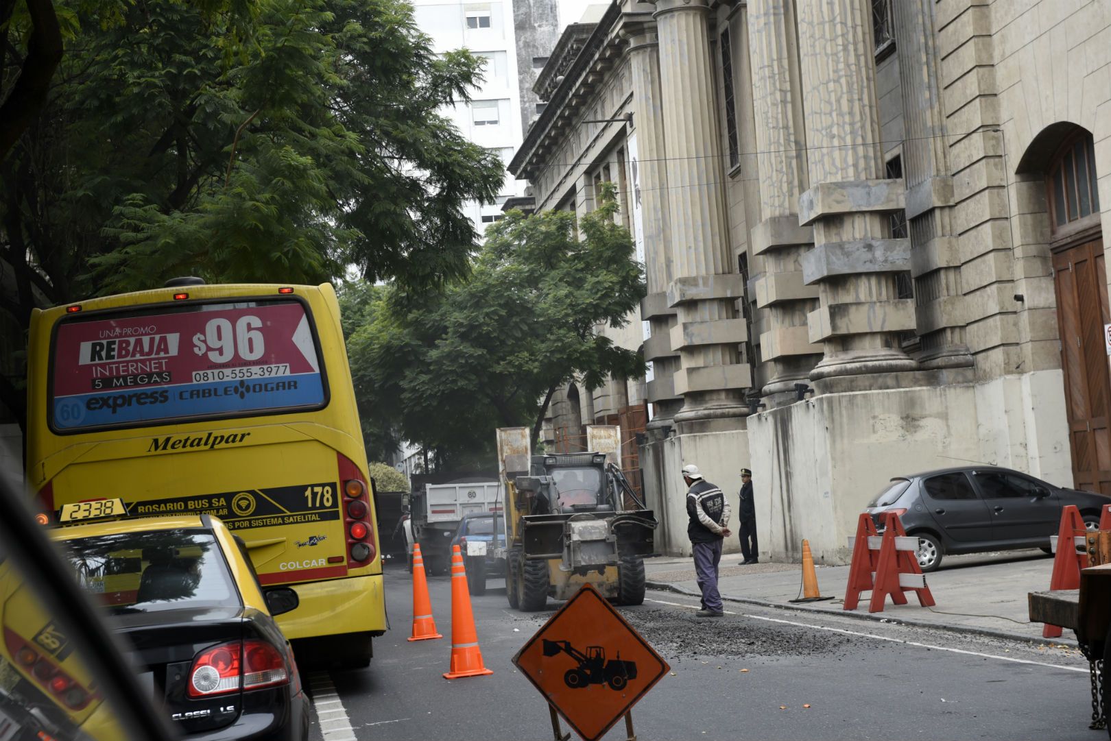 Asfalto. Un porcentaje de lo recaudado en las boletas de gas y luz se destina al municipio, que lo utiliza en parte a obras de pavimentación.