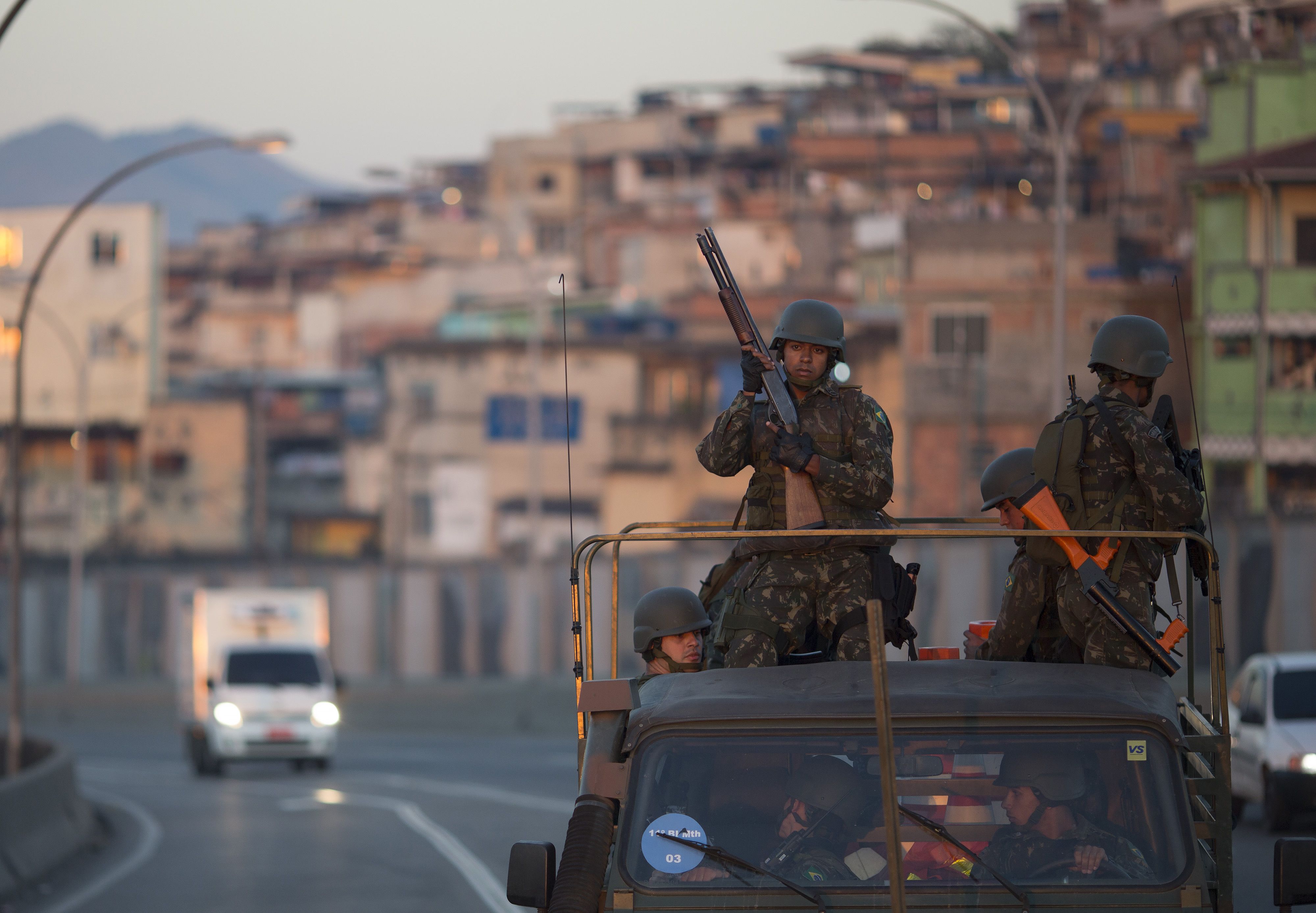 Patrullaje. Tropas del ejército brasileño recorren el perímetro de una favela en Río de Janeiro.