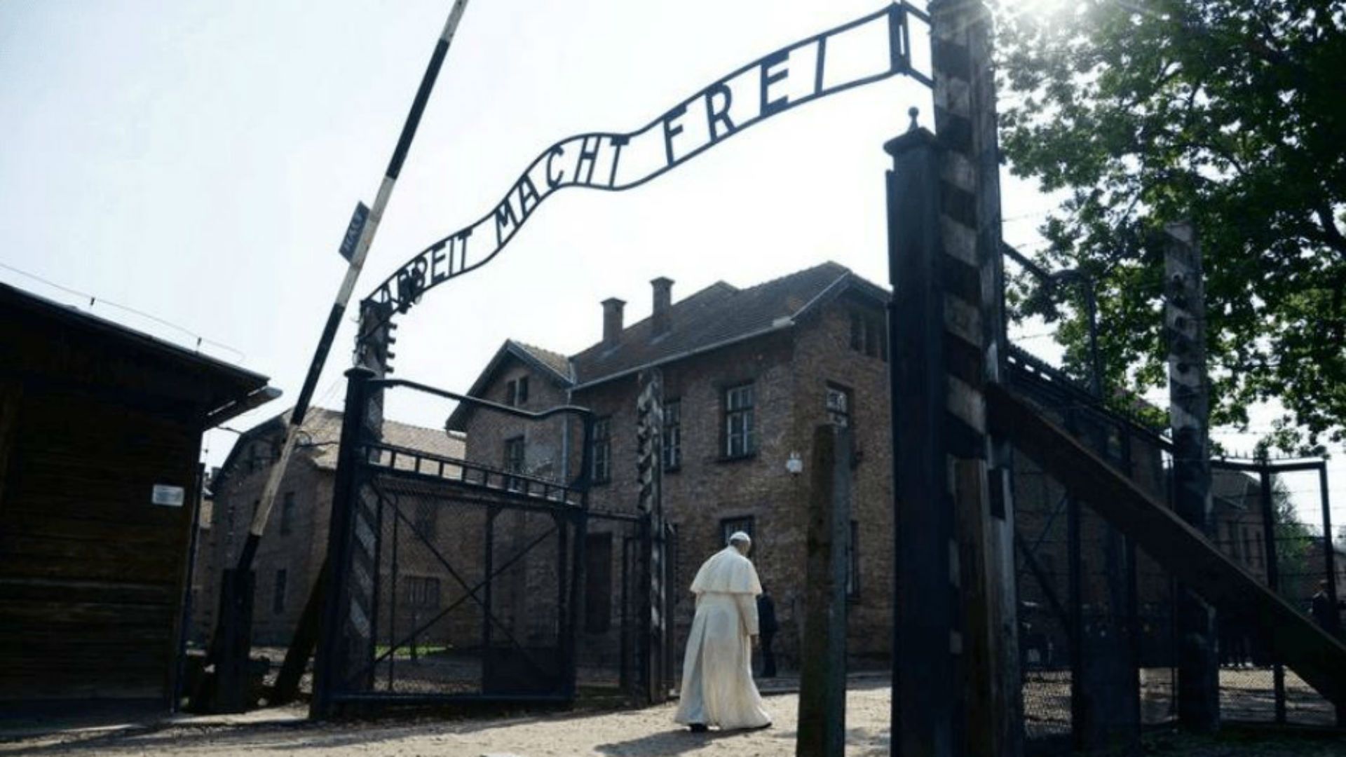 Francisco visitó hoy uno de los lugares donde los nazis llevaron a cabo las matanzas durante la segunda guerra.