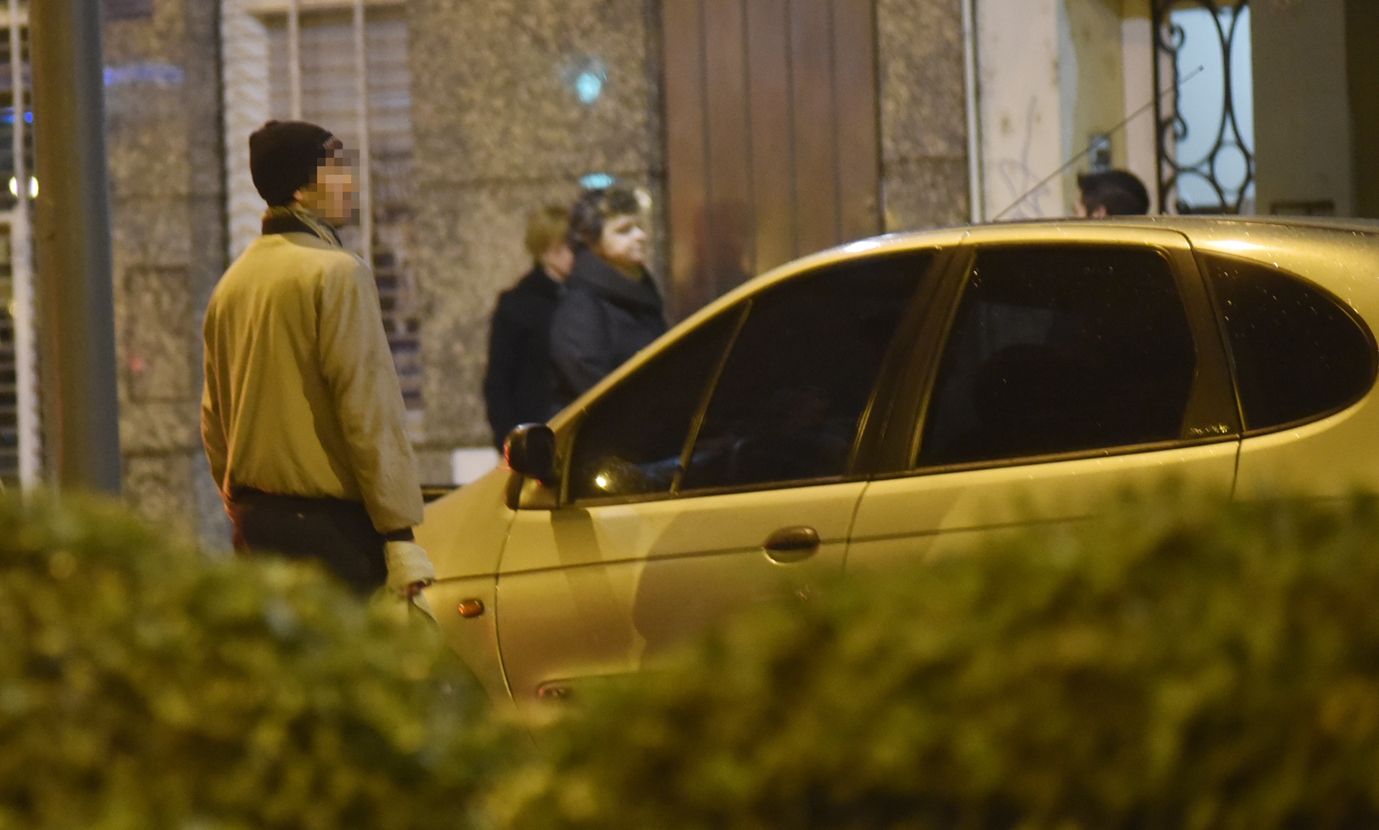 Postal cotidiana. Un cuidacoche tarifa el uso de un espacio público en el centro de la ciudad. Los montos ya distan de ser voluntarios.