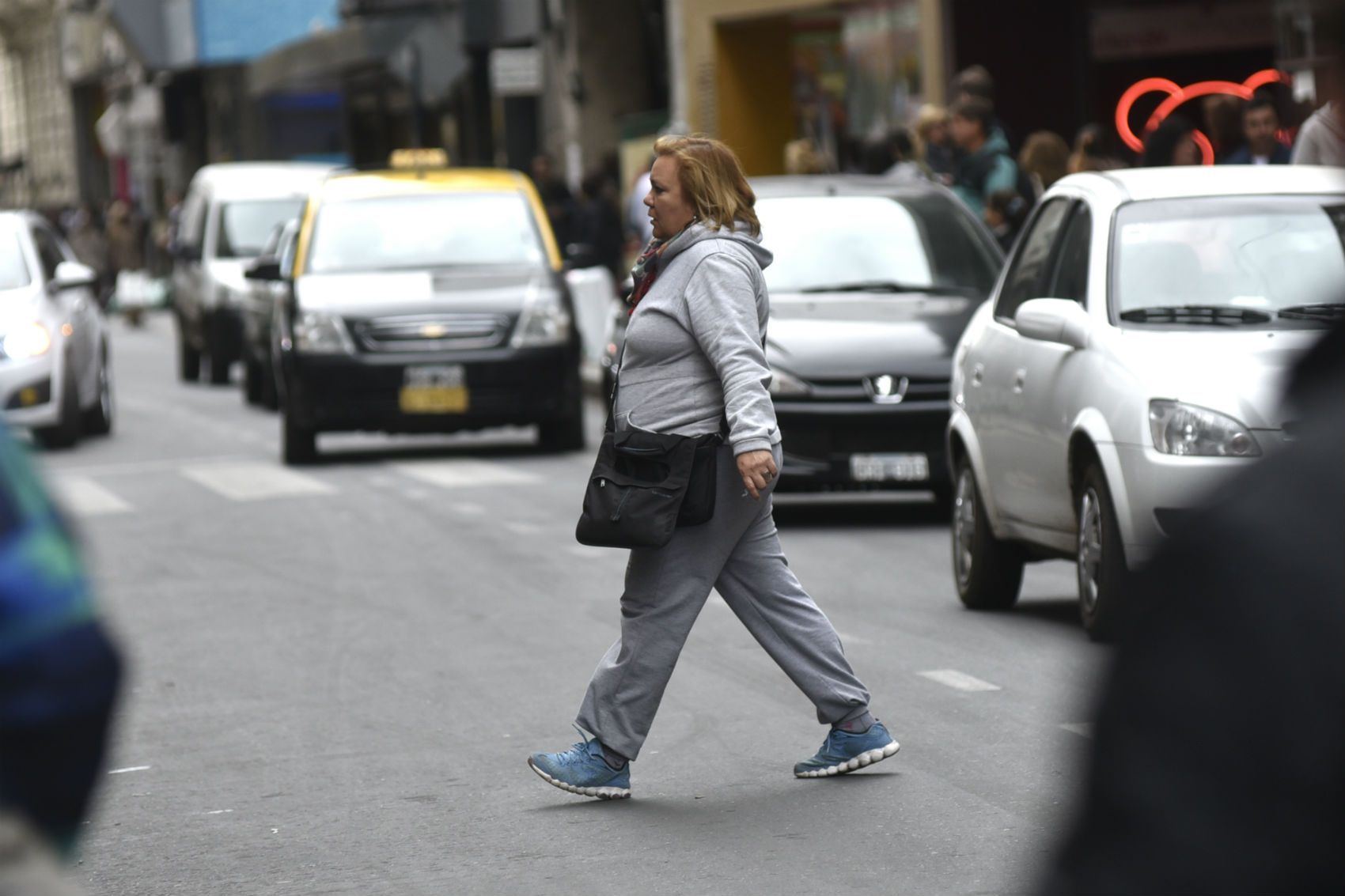Por cualquier lado. Cruza sin respetar la senda.