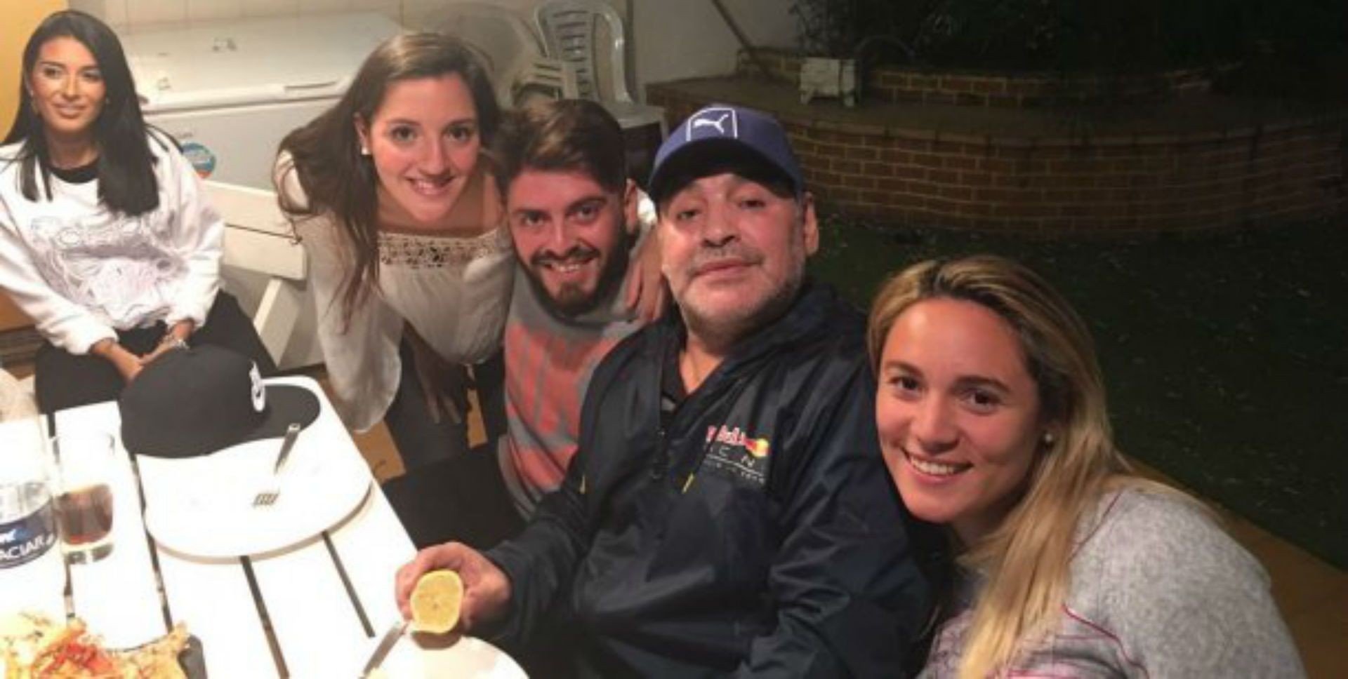 Diego Maradona con sus hijos Jana y Diego Jr. y su mujer Rocío Oliva que promovió el encuentro.
