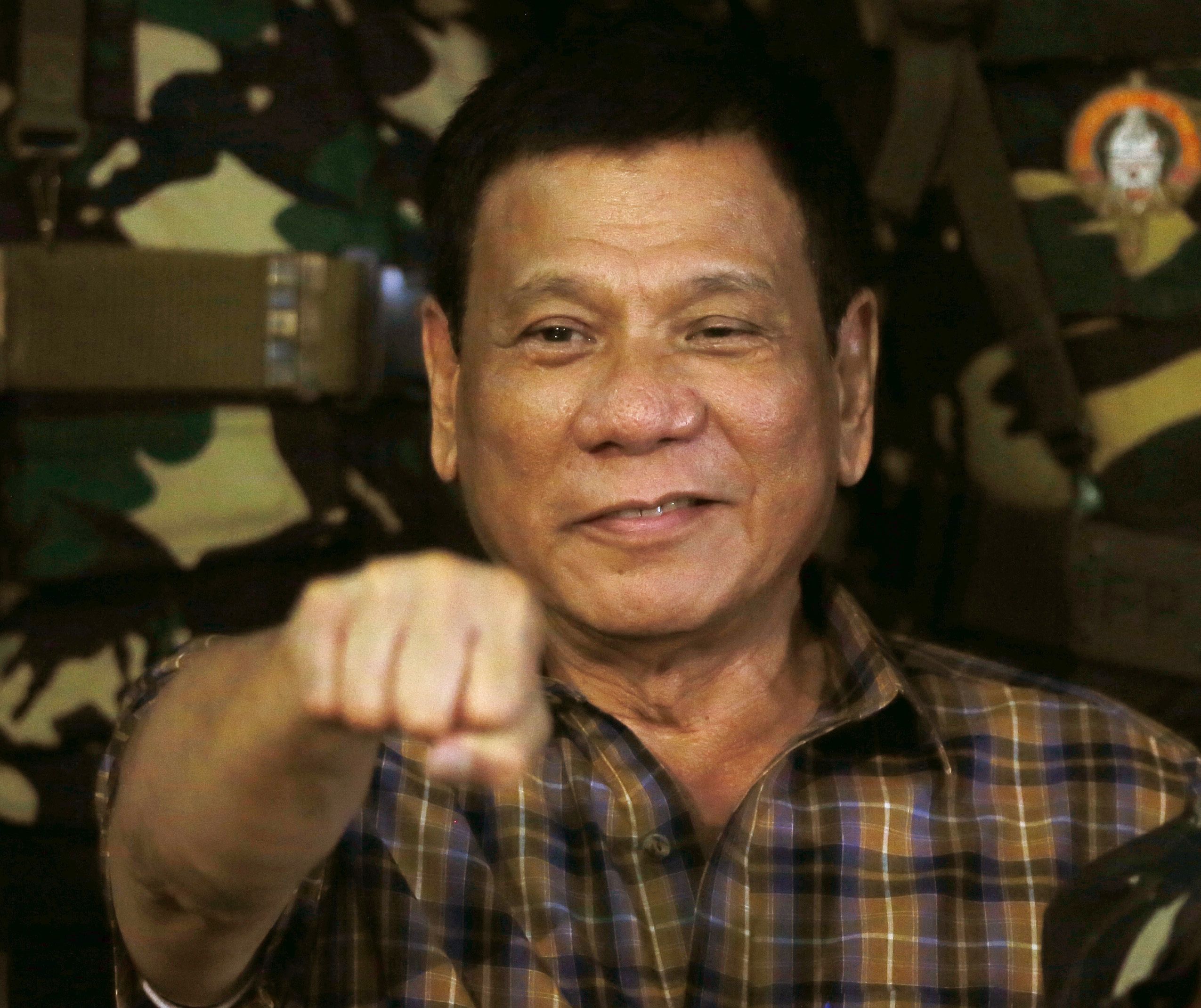 El gobierno de Estados Unidos está preocupado por presuntas violaciones de derechos en la guerra contra la droga que lidera el presidente Duterte.