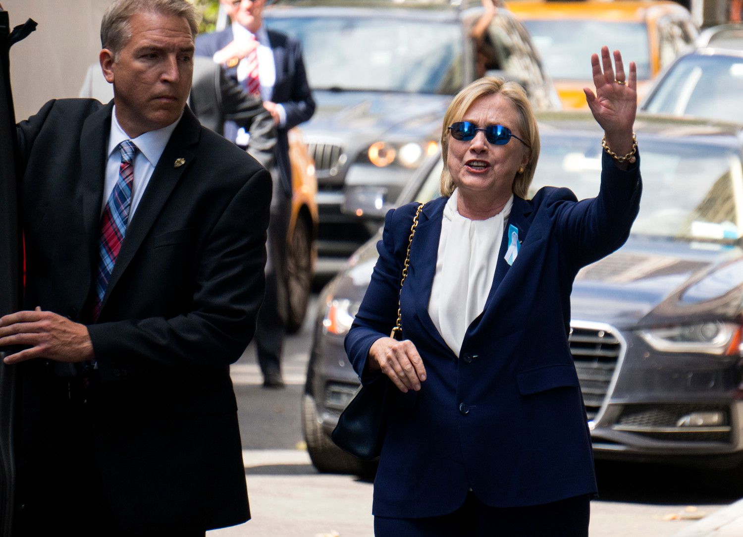 Clinton al salir de la casa de su hija, tras el episodio que se viralizó con un video.
