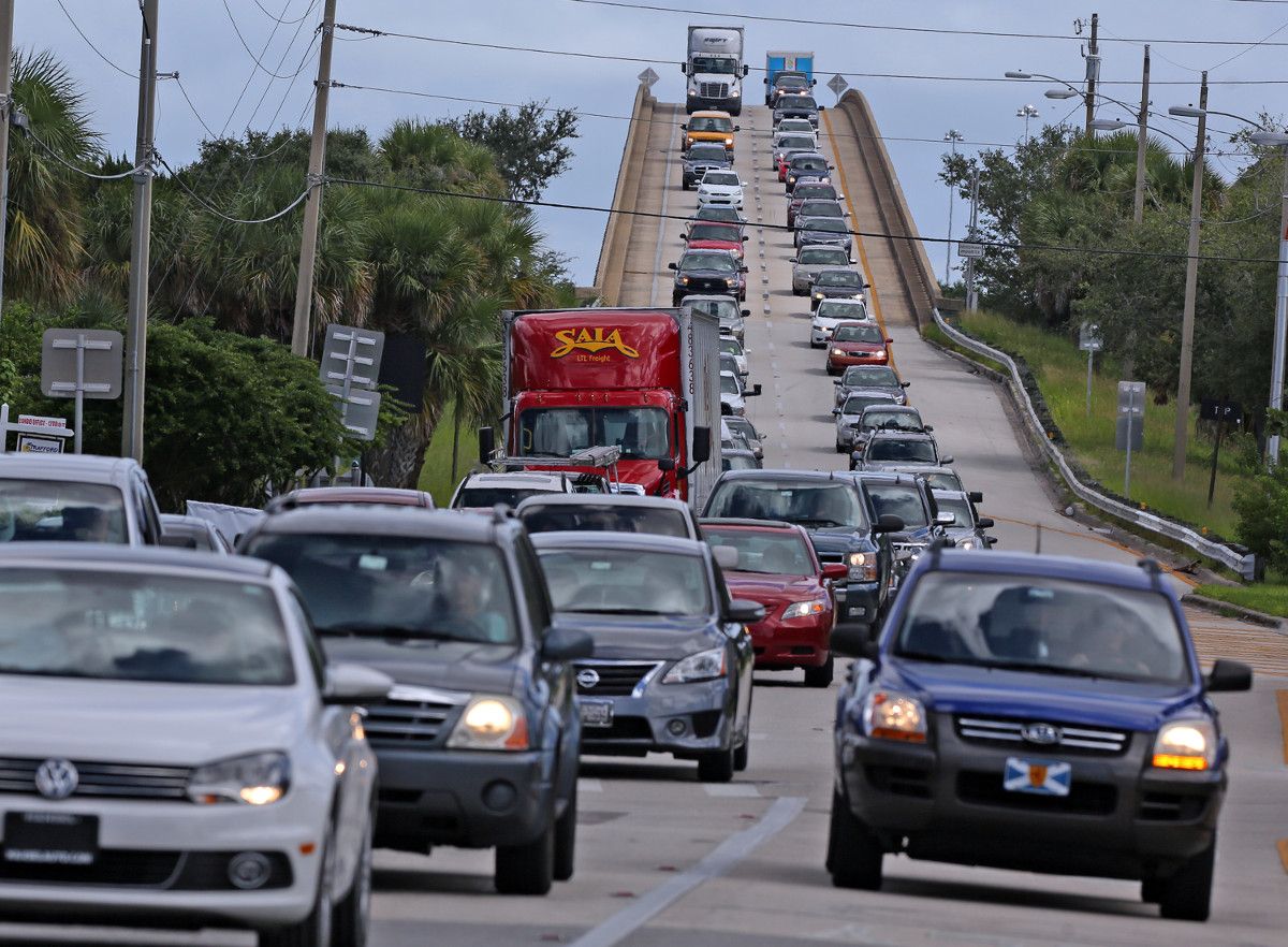 Una autopista de Merrit Island muestra a centenares de vehículos huyendo en dirección opuesta al huracán.