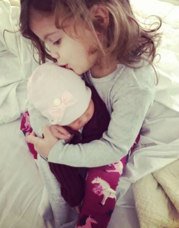 Francesca abraza a su hermana, la tierna imagen que publicó Wanda en Instagram. Francesca abraza a su hermana, la tierna imagen que publicó Wanda en Instagram.