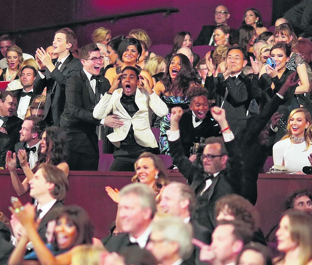 Sorpresa. El elenco de Luz de luna y su gran celebración cuando anunciaron que ellos eran los ganadores del Oscar. 