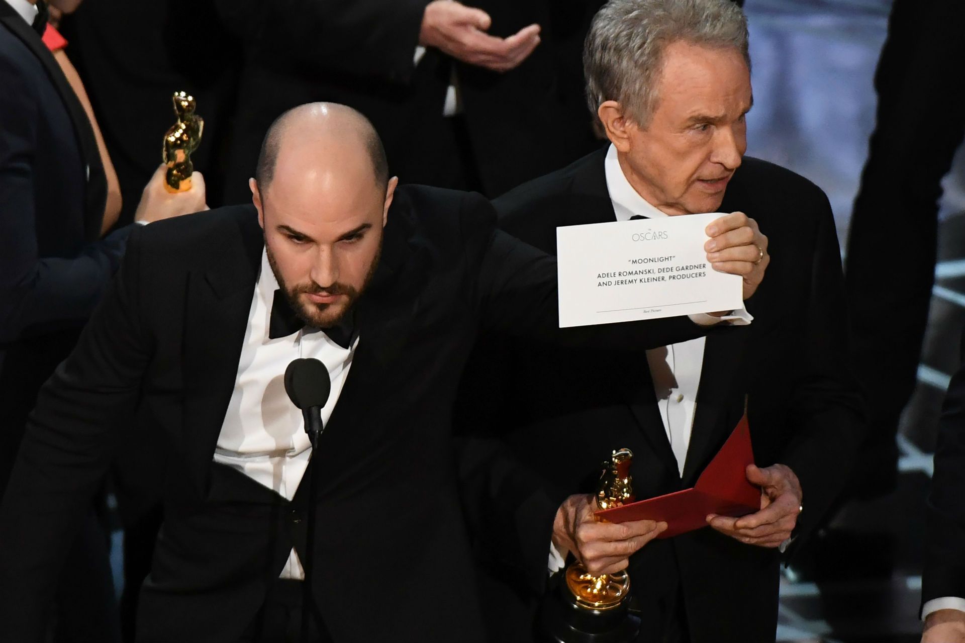 El productor de La La Land, Jordan Horowitz, revela el premio Oscar a Mejor Película. A la derecha, Warren Beatty.