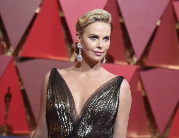 El escote de la bella Charlize Theron fue tema de censura para la TV de Irán.