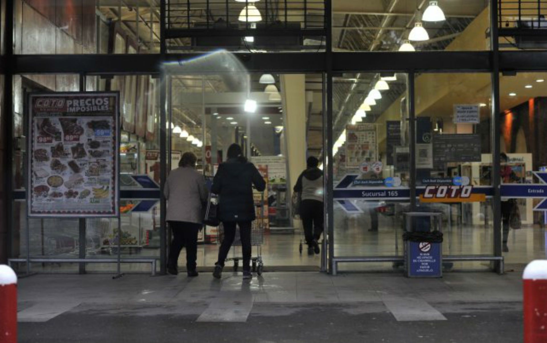 Las grandes cadenas de supermercados habilitadas por la Justicia podrán abrir sin recibir suspensiones. Las grandes cadenas de supermercados habilitadas por la Justicia podrán abrir sin recibir suspensiones.