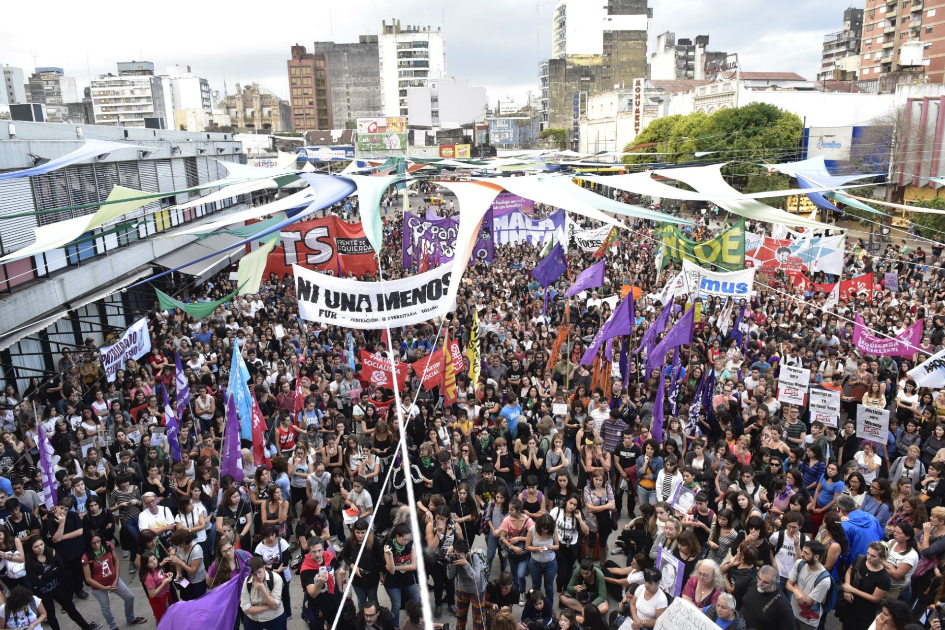 #NiUnamenos. En Rosario la gente se autoconvocó en la plaza Montenegro. Hubo bronca e indignación.
