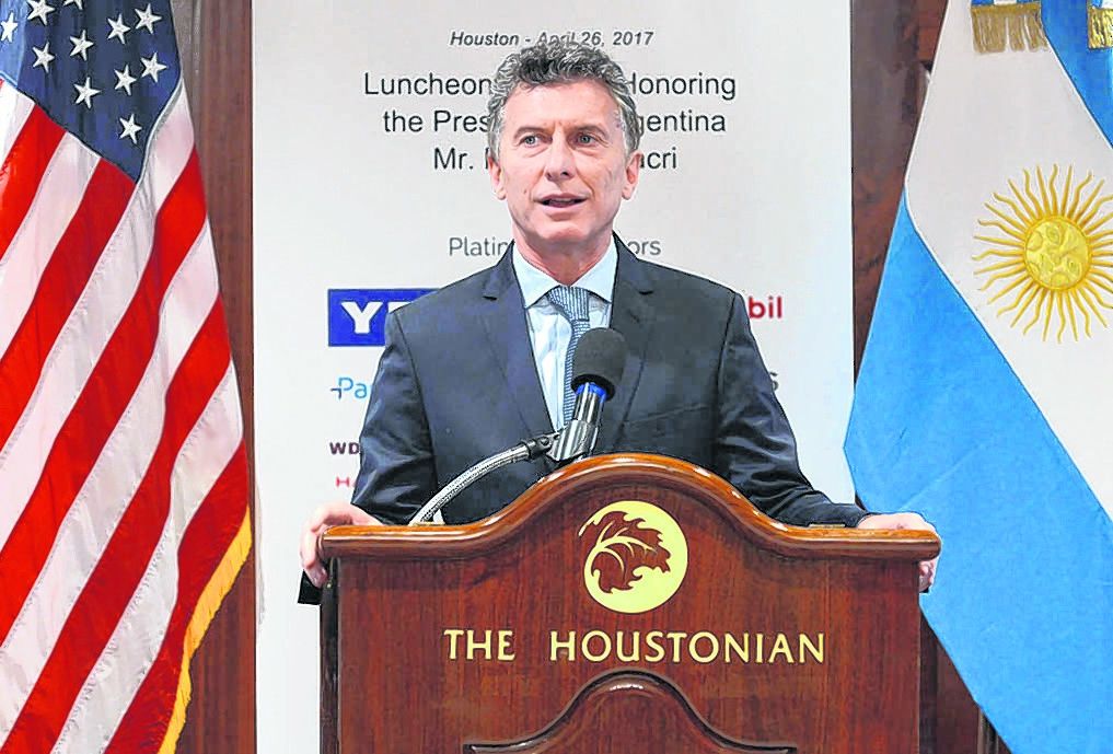 Dos banderas. Macri habló ante más de 200 empresarios petroleros en un hotel de Houston.