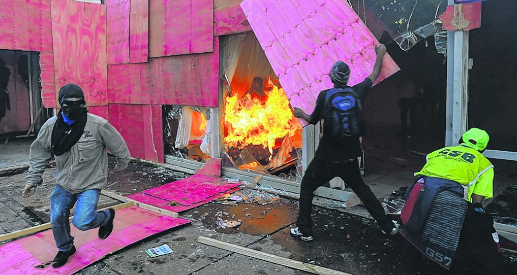 vandalismo. Grupos de black blocs lanzaron bombas molotov y saquearon el Ministerio de Agricultura.