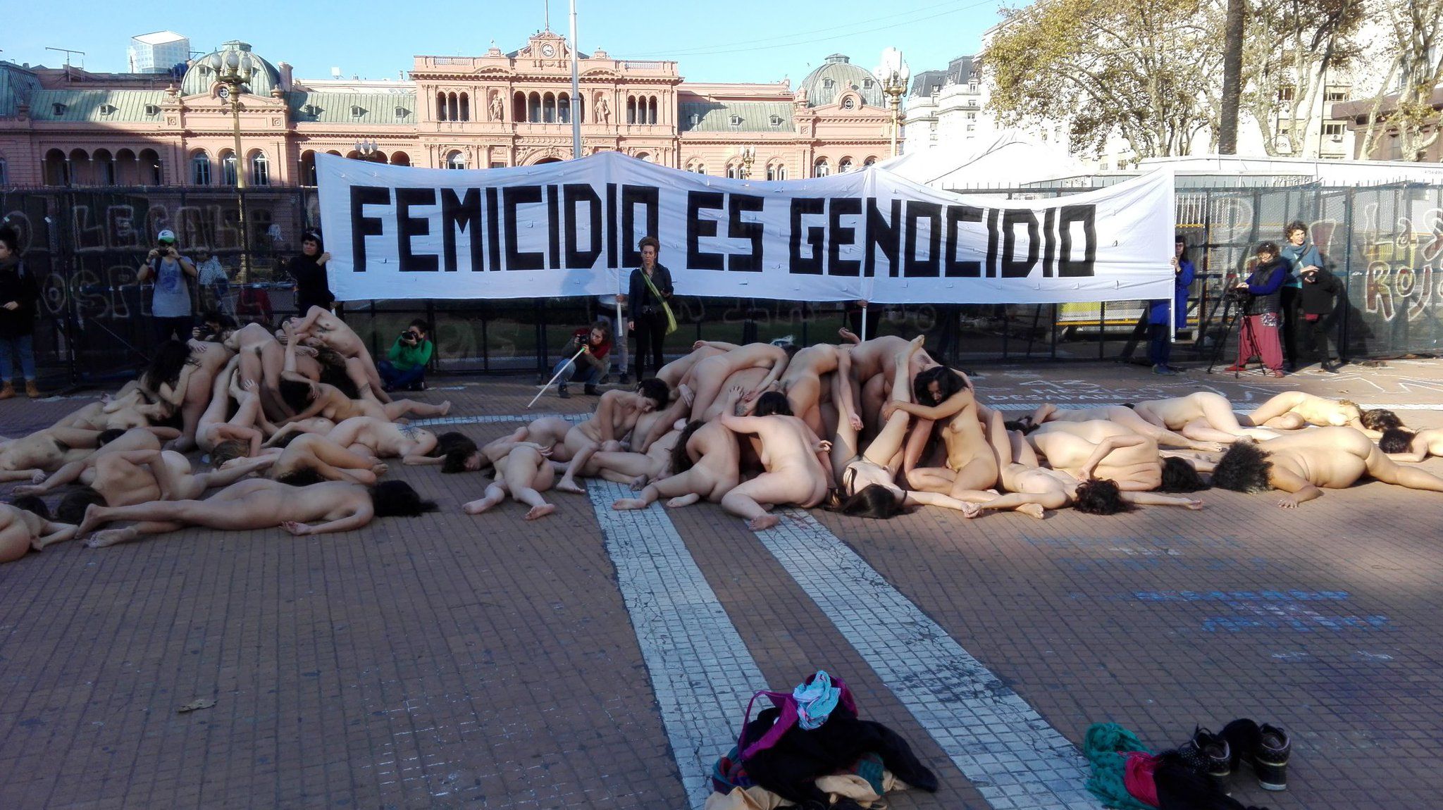 Femicidio es genocidio, fue la consigna de la intervención de la agrupación Fuerza Artística de Choque Comunicativo.