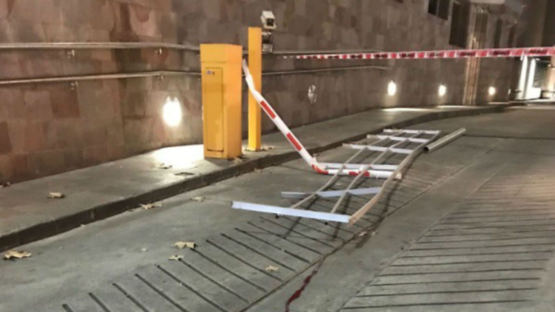 La baranda del balcón cayó a la calle.