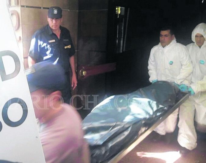 forense. La policía chaqueña retira los cuerpos del establecimiento.