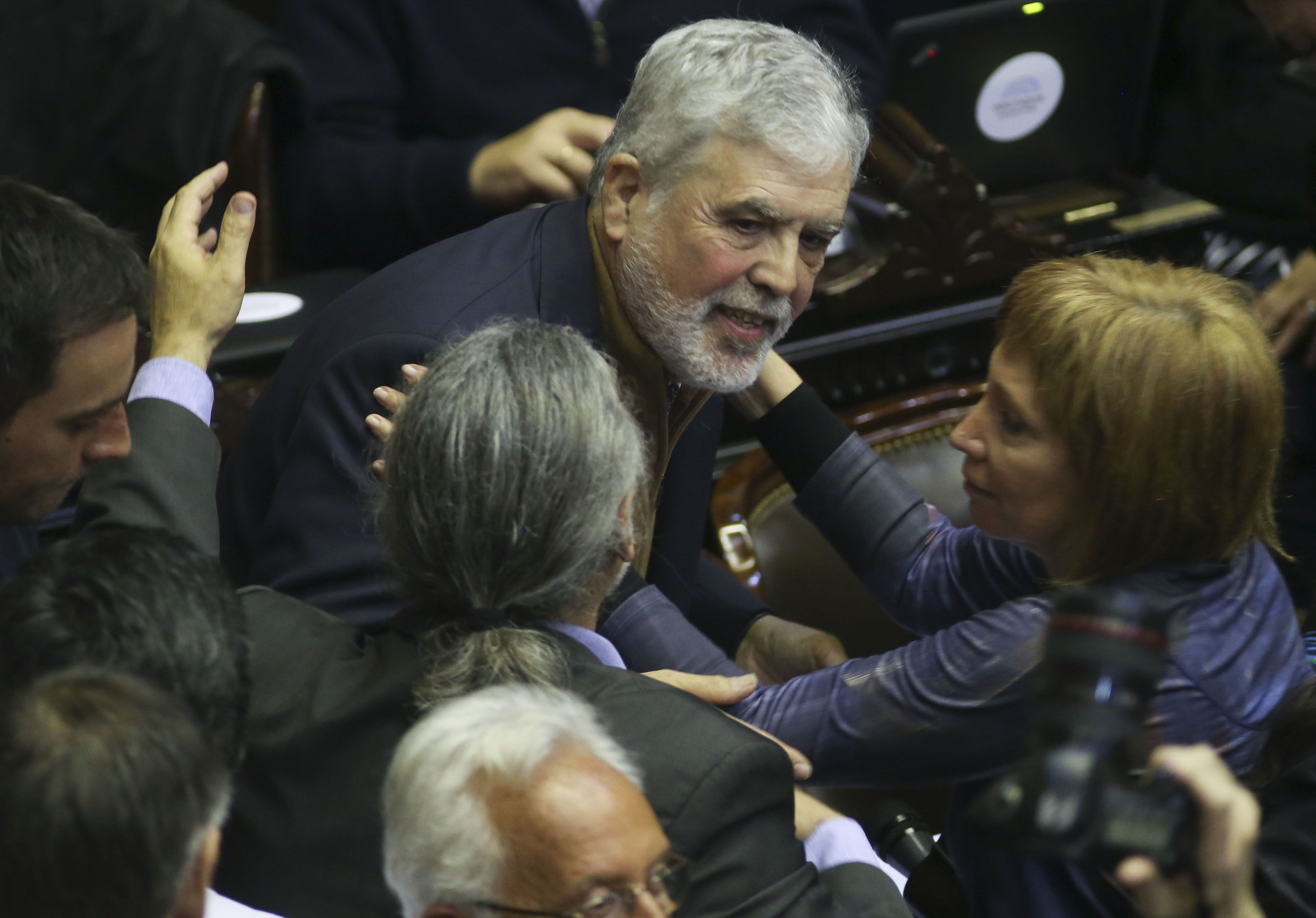 Conserva los fueros. Julio De Vido celebra con los legisladores del Frente para la Victoria su permanencía en la Cámara.