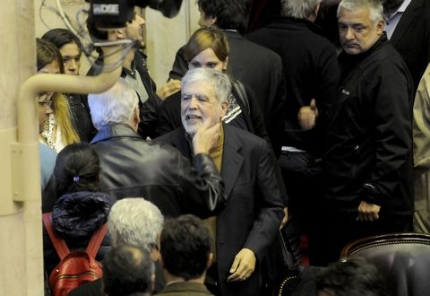 aliviado.&nbsp; El ex ministro de Planificación recibe el saludo de sus  colegas de bancada. En su defensa, acusó al gobierno de querer  lincharlo.