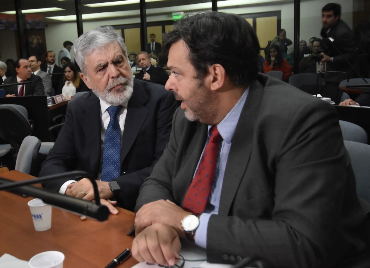 Julio De Vido junto a su abogado Maximiliano Rusconi durante el juicio oral que se inició hoy.