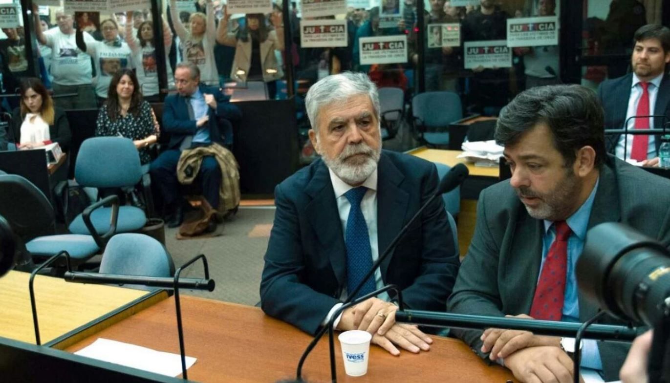 Complicado. Julio De Vido escucha la acusación en el primer día del juicio oral y público.