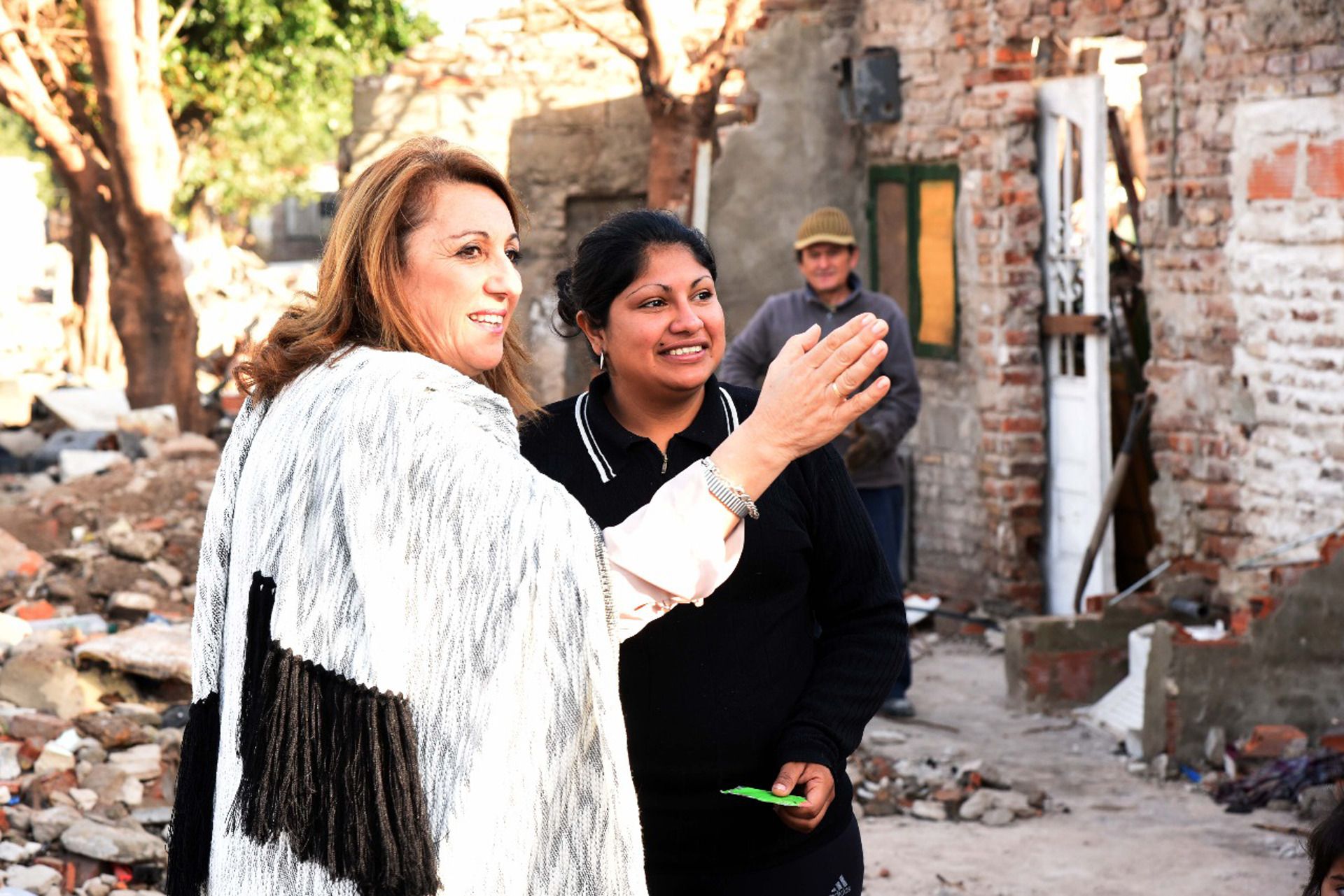La intendenta Mónica Fein durante una recorrida en Cordón Ayacucho.