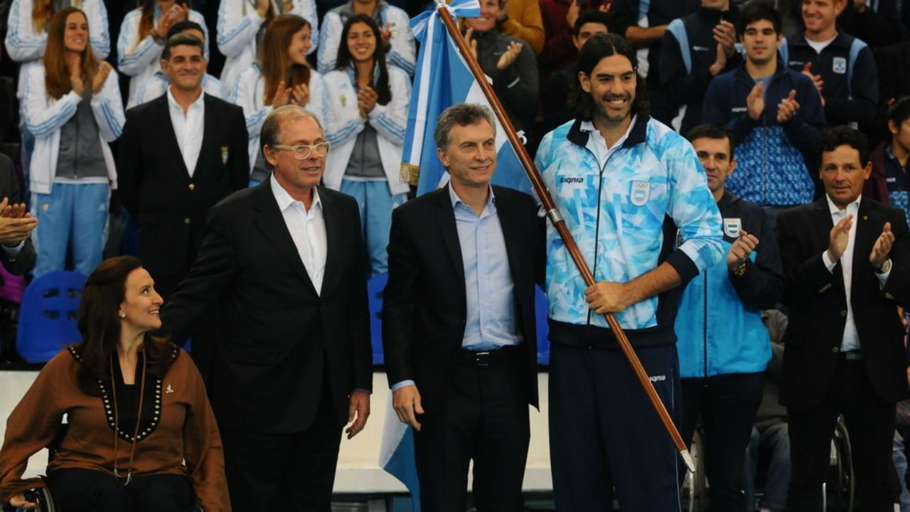 El basquetbolista Luis Scola junto al presidente argentino Mauricio Macri y el titular del COA, Gerardo Werthein.