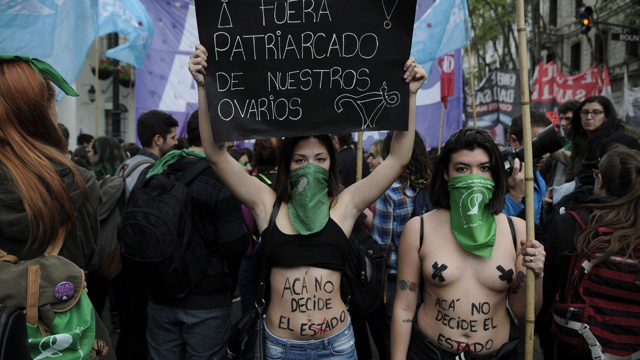 Protesta. Numerosas mujeres marcharon con sus pañuelos verdes.