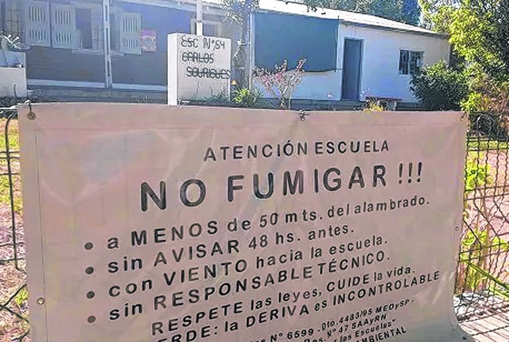 caso omiso. En el frente de la escuela de San José, cerca de la ciudad de Colón, recuerdan la ley vigente.