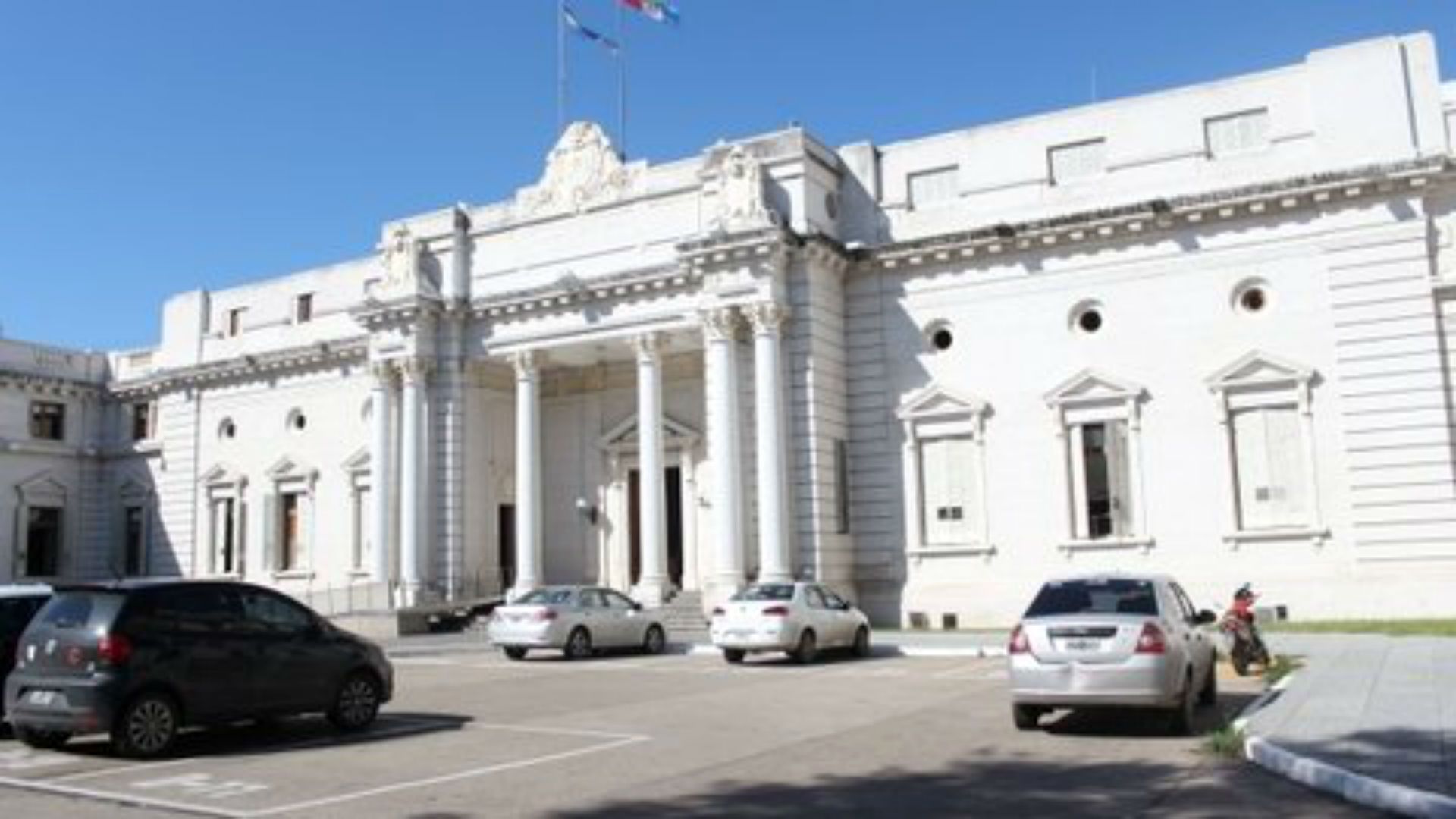 Lifschitz busca que el proyecto elaborado tras un año y medio de consultas adquiera estado parlamentario a la brevedad. Lifschitz busca que el proyecto elaborado tras un año y medio de consultas adquiera estado parlamentario a la brevedad.
