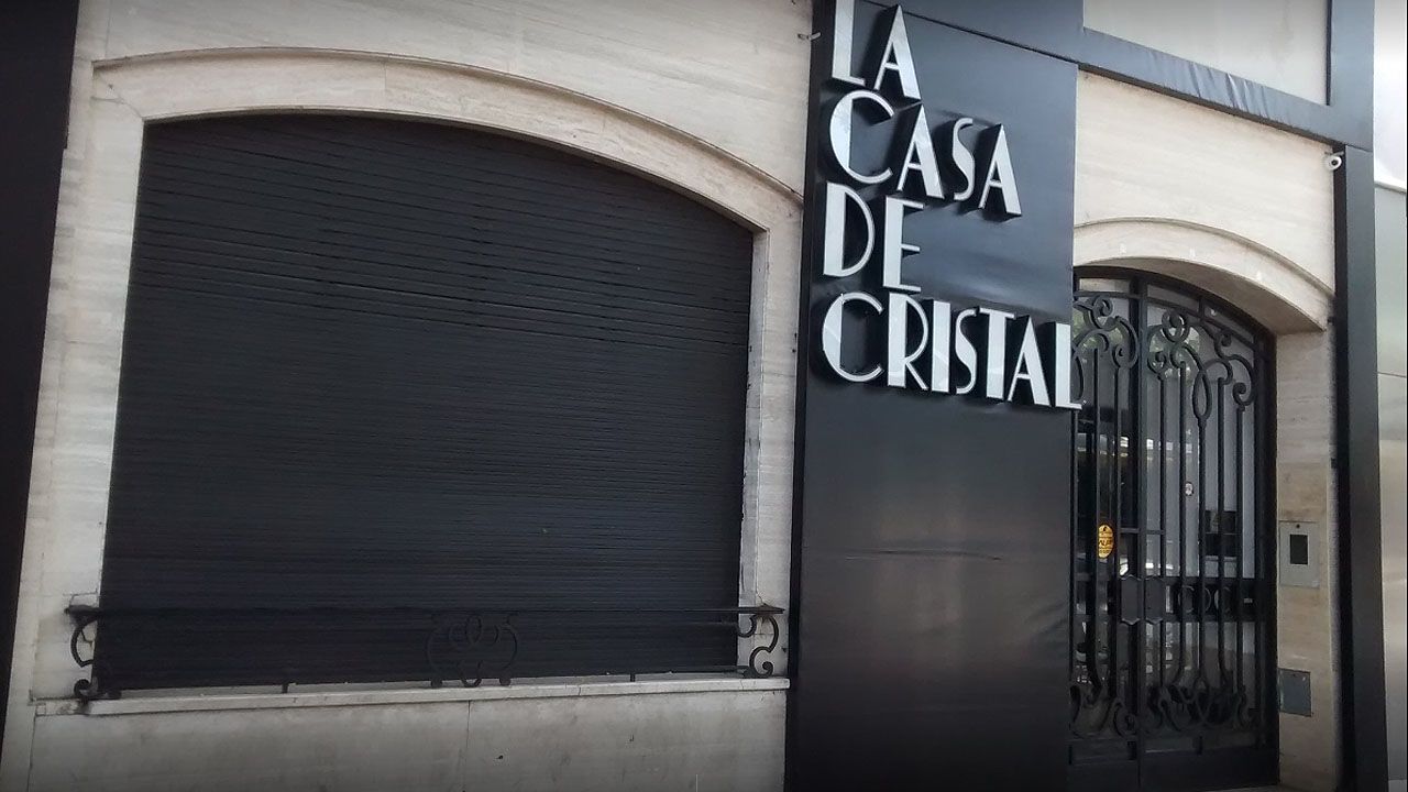 Uno de los dueños de La Casa de Cristal fue denunciado por abusar sexualmente de una trabajadora del local nocturno, de 19 años.