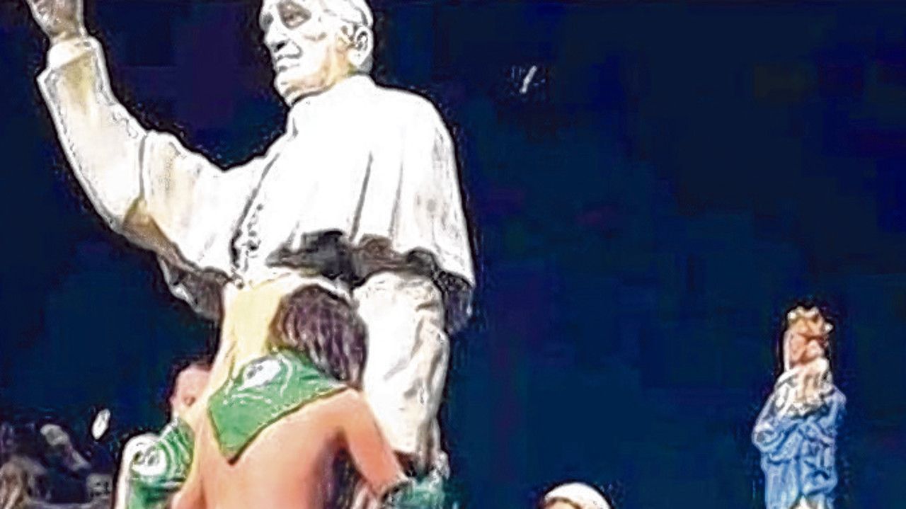 Polémica. Un actor y una actriz bailan desnudos ante la imagen del Papa.