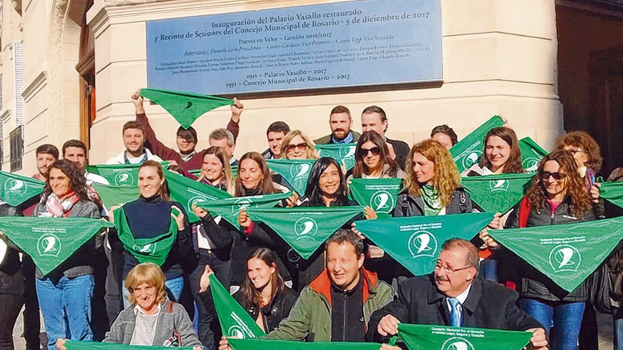 Pañuelazo legislativo. Diputados, senadores y concejales de distintos partidos, ayer, en la puerta del Palacio Vasallo.