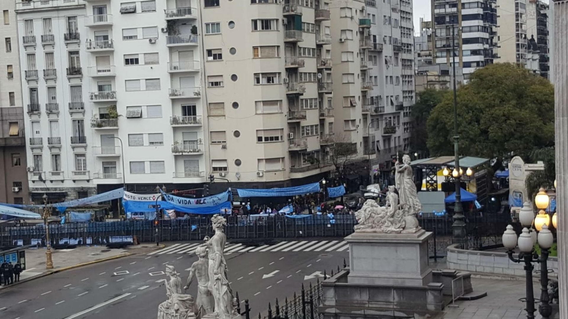 Pañuelos celestes, en una de las esquinas del Congreso.