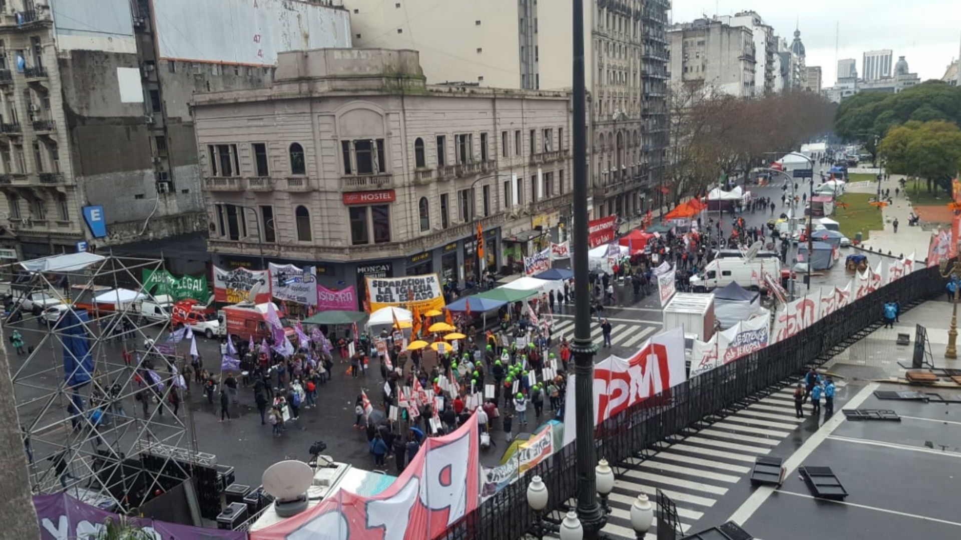 De a poco va llegando gente al Congreso.