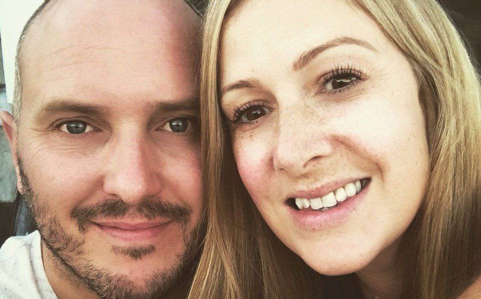 Rachael con su esposo, Steve, que fue el encargado de dar a conocer la triste noticia.&nbsp;